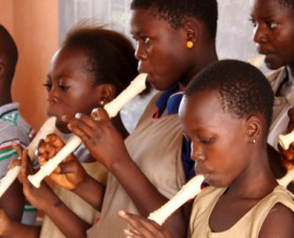 Petit concert de flûte à l’école lors d’une animation musicale