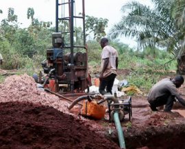 Benoît suit la création d’un accès à l’eau potable