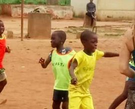 Des paniers de basket à l’orphelinat